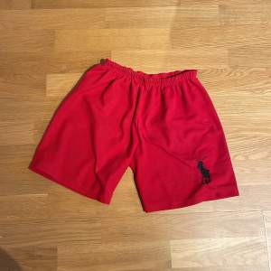 Säljer dessa röda polo shorts perfekta till sommaren. Passar alla då dom har ett gummi band som spänne. Säljer för 250 pris kan diskuteras 