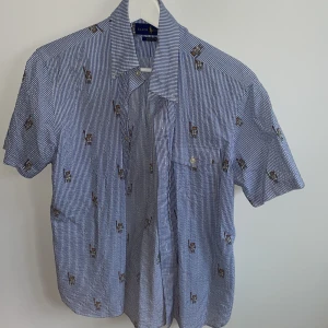 Polo ralph lauren skjorta - Polo Ralph lauren skjorta. Använd Max 3 gånger och i ny skick. Pris kan diskuteras!