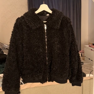Teddyjacka - Svart gosig teddyjacka från hm!😍