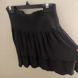 Säljer denna vanliga svarta kjolen då den inte kommer till användning längre, den är välanvänd men ändå i fint skick!