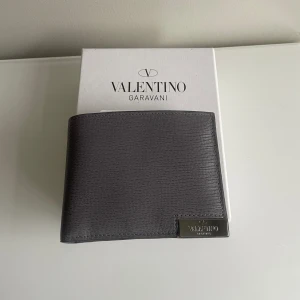 Valentino plånbok - Stilren valentino plånbok i toppskick 9/10! Säljer denna på grund av ingen användning av den men är säker på att den kommer komma till bra användning i nån annans händer Har ej kvitto i och med att den är köpt för några år sedan! Priset sänks därmed
