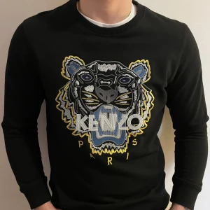 Kenzo Sweatshirt - Kenzo Sweatshirt Bra skick Stolek M  modellen är 185cm lång 