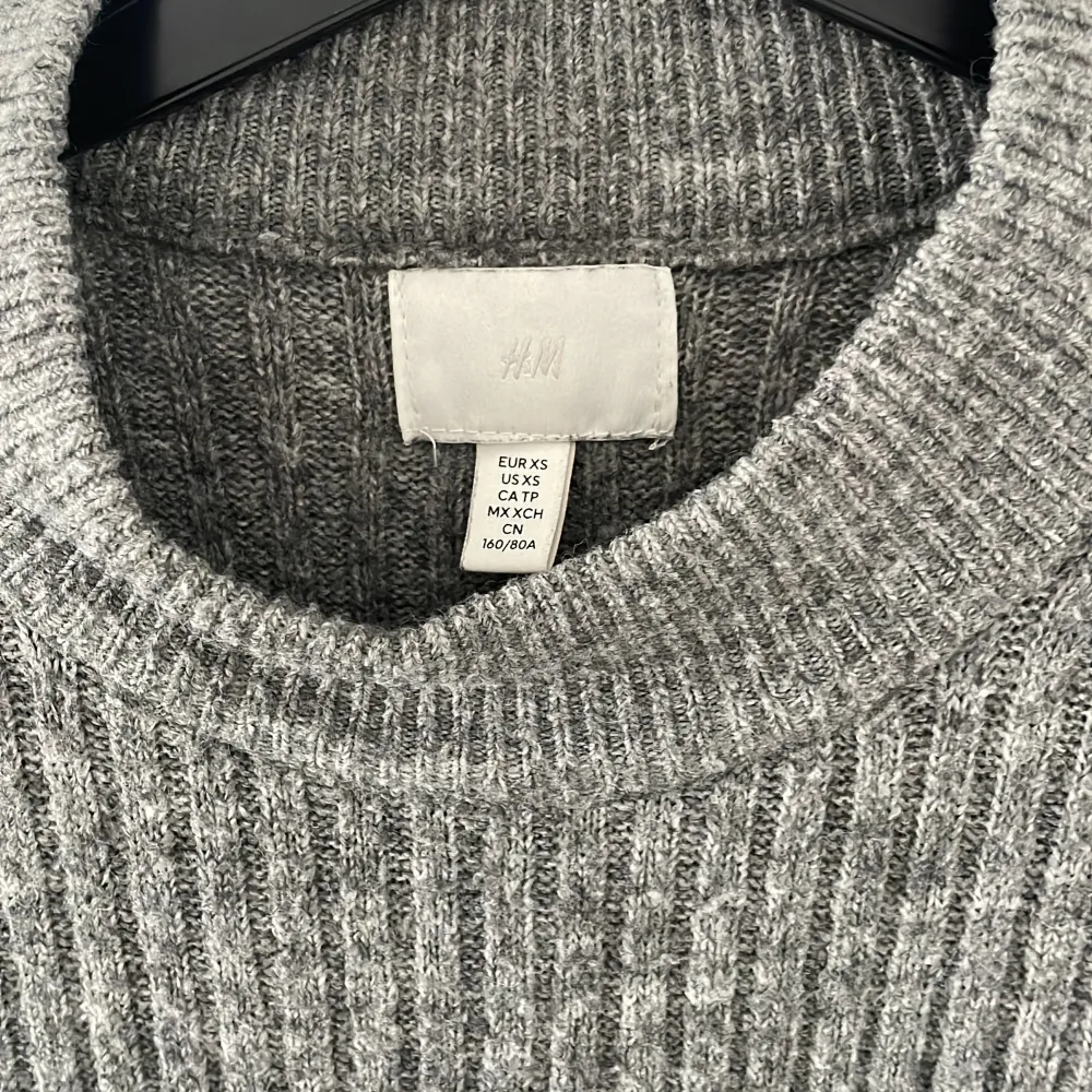 En grå jättemysig stickad tröja från H&M i storlek xs. Kan även lägga till att den hade passat som S.  Slits på sidorna.  Denna tröja kommer tyvär inte längre till användning, då jag tröttnat.  Hör av dig vid intresse🙌. Stickat.