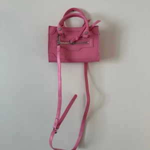 Rosa väska - Rosa väska med en svart fläck som ej går bort 