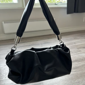 Handväska - Svart liten handväska från NA-KD säljes. 