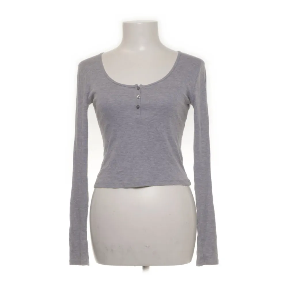 En grå cropad tröja med knappar upptill, mycket bra skick och super skönt material! 💞. Tröjor & Koftor.