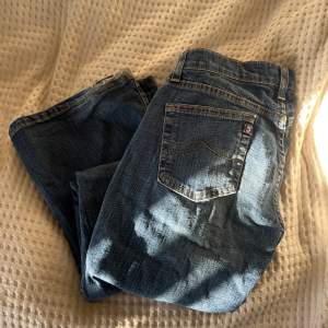 Lågmidjade vintage jeans från Crocker!❤️ super snygga och väldigt låga. De är lite långa för mig (jag är 165 cm) passar någon som är 165-168 cm typ. Storleken står i M men midjemåttet är 74cm runt midjan❤️ köpta för 600 (finns ej att köpa  längre) 