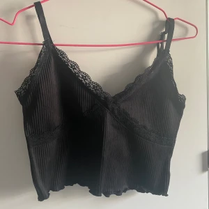 Linne - Svart linne från H&M. Använd fåtal gånger. Katt finns i hemmet. 