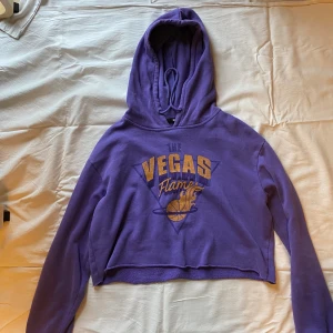 Hoodie - Hoodie från Bik Bok i storlek S. Den är använd men fortfarande i bra kvalitet😇 Skicka gärna ett meddelande innan köp📬