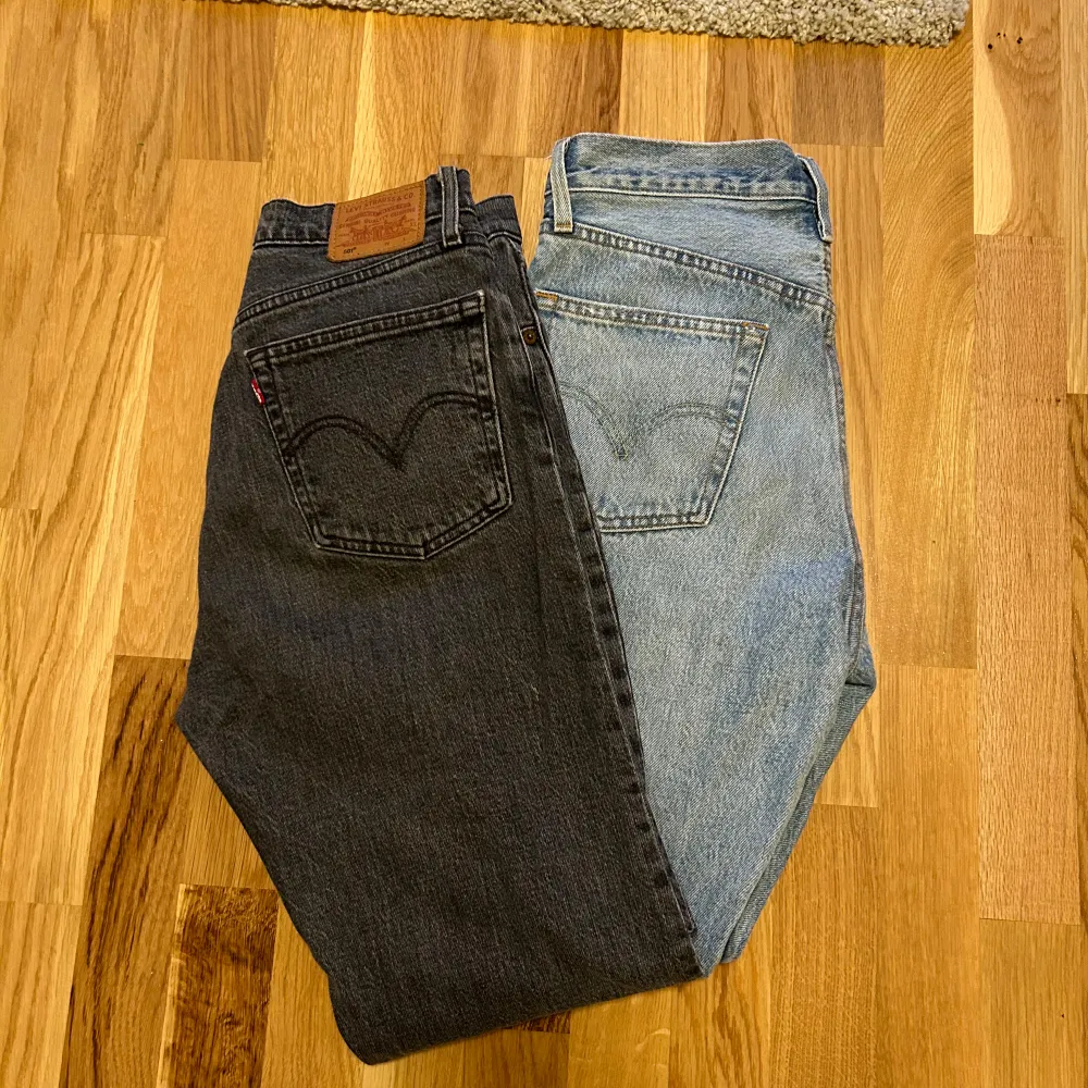 Två par levis jeans i bra skick. Båda är lite croppade mom-jeans stil.  Blå strl: W27 L28 Svart strl: W26 L28. Jeans & Byxor.