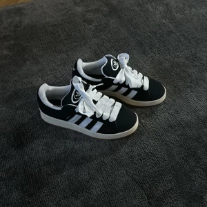 Adidas Campus 00 - Säljer mina nyköpta adidas campus skor pga att dem är för små för mig, använda 2-3 gånger. Dem är som sagt nyköpta och är i jätte bra skick. Pris kan diskuteras vid snabb affär. 