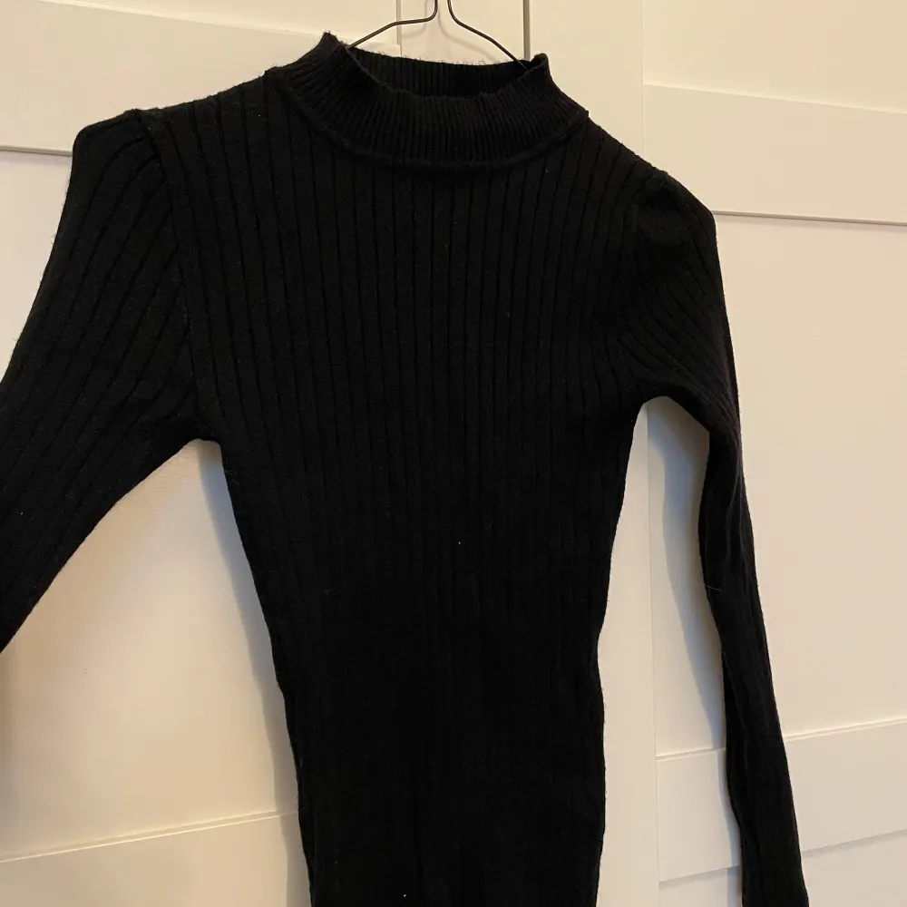 Långärmad tröja med crewneck från primark,den är aldrig använd, de är storlek 2xs💘hör av dig om du har några frågor eller är intresserad av den. Tröjor & Koftor.