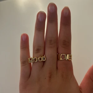 Ord ringar  - 2 st ringar i guld där det står ”mood” och ”love”! En för 30kr och två för 55kr