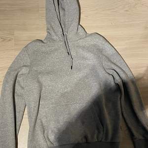 En grå hoodie som inte längre passar min stil. Skick: 7/10 (lite nopprigk och har färg på armen) storlek:xl 
