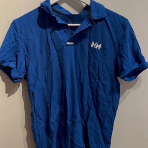 Helly hansen piké/t-shirt  - Säljer ut kläder som ej kommer till användning längre. En helly hansen piké i storlek s/m som knappt är använde. Pris kan diskuteras! 
