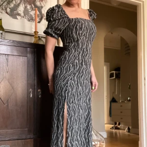 Klänning med med puffärm från & Other Stories i stl S - Fin klänning med puffärm från & Other Stories  Stl S 100% viskos  Nypris 1300kr Säljes för 500kr  Modellen på bilden är 163cm lång och väger 53 kg