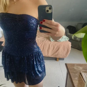 Klänning - Säljer min fina festklänning från Meet Me There💙 Den har endast använts en gång och är i storlek S/M 
