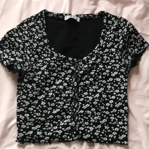 Blommig topp  - En fin blommig topp i gott skick 