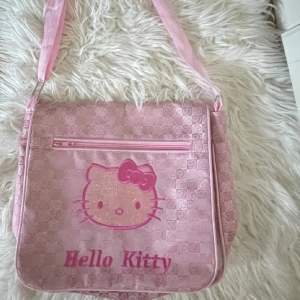 *repost* Rosa hello kitty messengerbag Justerbara axelremmar 🎀🎀🎀använd typ 1 gång