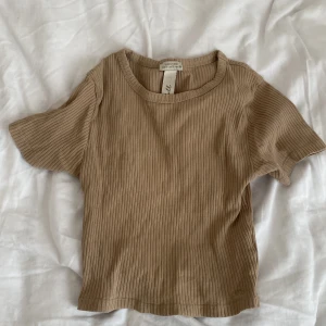 Beige topp - Storlek S. Använt skick.