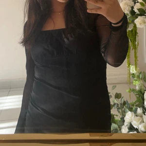 Kort Svart tajt klänning  - Jätte fina kort svart klänning som man aldrig kan gå fel med, den är i ny stick och använt en gång pris kan diskuteras 