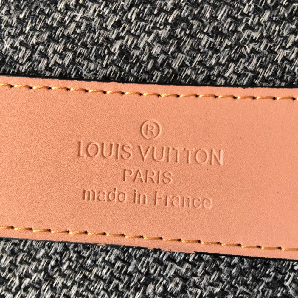 Säljer ett Louis Vuitton bälte. Jag säljer de för har köpt ett nytt bälte. De är i nyskick men använt men inte tecken på användning. Vet inte om de är äkta eller 1:1 fick de nämligen i present och box o de har jag tyvärr slängt. Kom privat för frågor. Accessoarer.