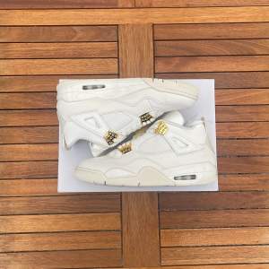 Säljer dessa riktigt clean Jordan 4:s 🏅Storlek: 43 (W) - Färg: Sail/Metallic Gold/White 🗄️ Kvitto finns såklart 