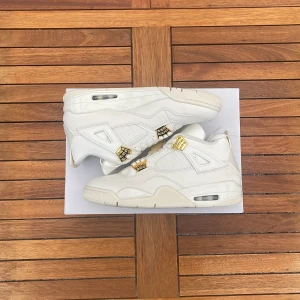 Jordan 4 - Metallic Gold  - 🏅Säljer dessa riktigt clean Jordan 4:s 🧵43 (W) 🎨 Sail/Metallic Gold/White  🗄️ Oanvända och kvitto finns såklart 💯