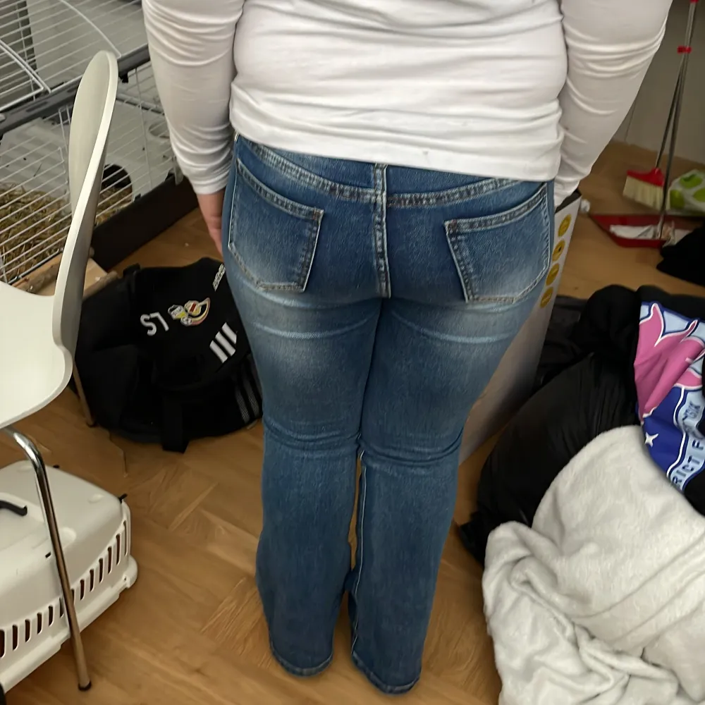 Dom är i storlek S men eftersom dom är från Shein så är dom så i storleken. Jeans & Byxor.