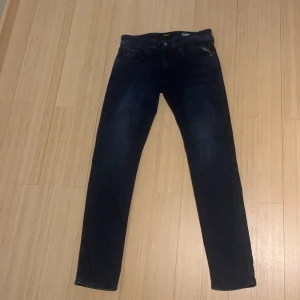 Replay anbass jeans - Sprillans nya Replay anbass byxor. Som aldrig kommit till användning. Har endast testats. Nypris 1500  Mitt pris 799 Storlek W32/L34 Tveka inte på att ställa frågor, pris kan diskuteras!