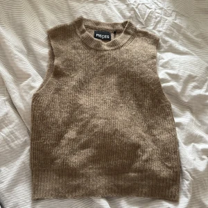Stickad väst - Stickad väst från pieces. Storlek xs. 