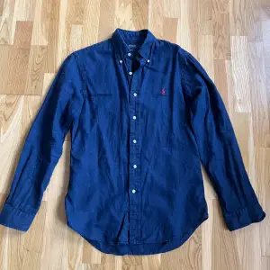 Säljer min ralph lauren skjorta. Den passar folk med längd runt 170-180cm. På första bilden är skjortan väldigt blå men titta på andra bilden så ser ni hur färgen är. 