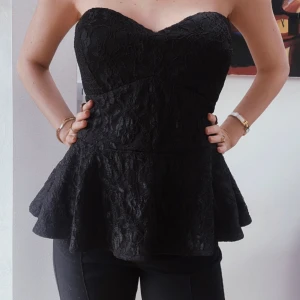 Off shoulder top - Svart med spets och inbyggd ”bh”