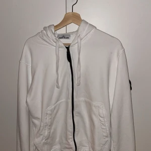 Stone Island zip hoodie - Säljer denna zip hoodie från Stone Island i storlek M.  Den har inga fläckar eller hål och är i 10/10 skick.  Den passar både bra för S/M. Finns certilogo skanning  Nypris: 3800