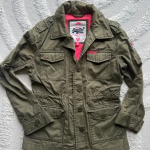 Jacka - Jacka i militär/khakifärgad, storlek S. Överlag är den i väldigt bra skick förutom dem fläckarna som det finns bilder på!