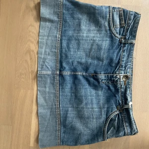 Jeanskjol - Jätte söt Jean kjol från Colours Of The World! Perfekt skick, men säljer för att den är lite stor för mig.  Storlek: 40 Midjemått: 86 cm