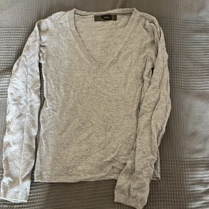 V-ringad tröja - V-ringad tröja från zara. Köpt second hand men sparsamt använd av mig. Storlek s.