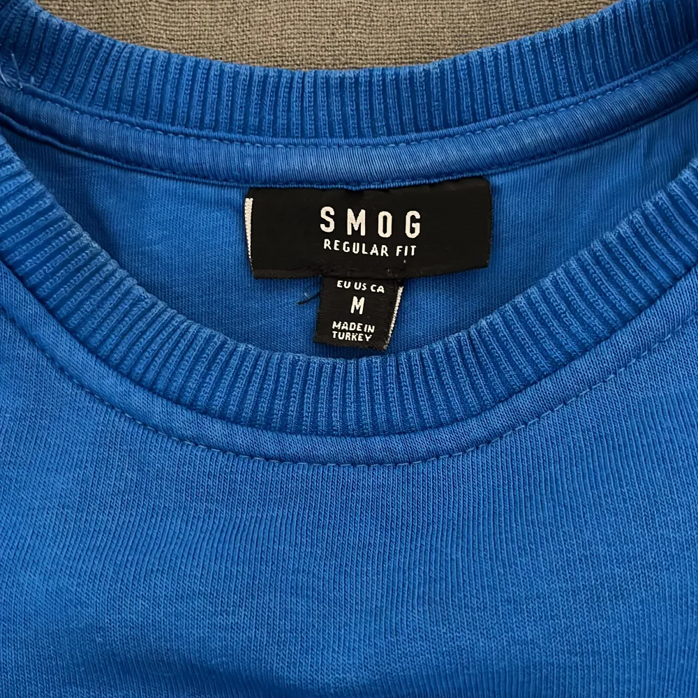 Sweatshirt i en cool blå färg. Storlek M.. Tröjor & Koftor.