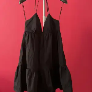 Snygg volang klänning från Zara! Kommunicera med mig innan du trycker på köp nu😍
