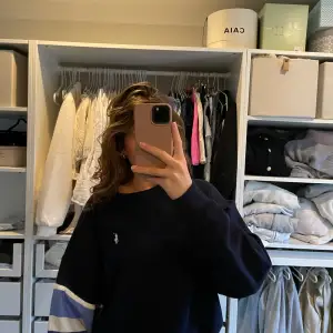 Marinblå sweatshirt ifrån Ralph Lauren. Köpt på Nelly, men har inte kommit till användning. Ralph Lauren logga fram på bröstet och texten polo är skriven på ryggen.