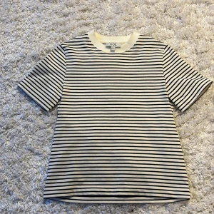 Randig tröja ifrån cos - Randig tröja ifrån cos, tröjan är sällan använd