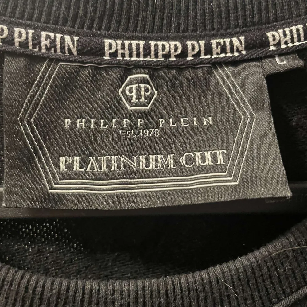 En äkta Philipp plein tröja nästan aldrig använd skitsnygg med stenar på säljs pg av brist av användning. Hoodies.