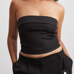 Topp - Säljer denna snygga toppen ifrån nakd dom endast är använd 1 gång. Säljer på grund av att den är för liten. 