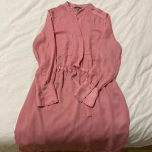 En rosa sommarklänning - En rosa sommarklänning från HM i storlek 42