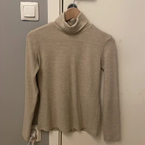 Polotröja - En jätteskön polotröja från sinsay i typ en beige aktig färg. Har använt den typ 1-2 gånger men används ej längre 🌼🎀
