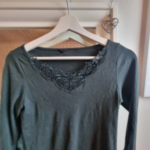 Tröja - Jättefin mörkgrön tröja med spetskant💕storlek s men passar  även mig som har xs