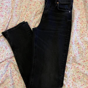 Jeans  - Svarta jeans från zara med slits, ej använda 