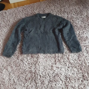 Fin fluffig långarmad  - Säljer denna sköna gråa långarmaden då den inte används längre. Super bra att ha över nått eller om man ska iväg o vill ha nått skönt o åka i.