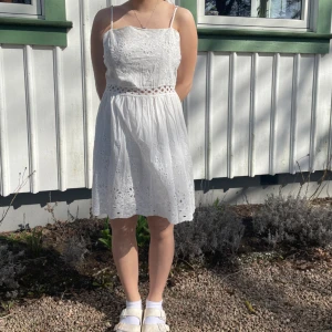 Student/ konfirmationsklänning  - Jätte fin klänning från design by si. Köpt för Inger två år sedan men har aldrig använts då jag hittade ett annat alternativ och prislappen finns kvar. Modellen är 160 cm lång, kjolen är ungefär 48 cm. Ny pris 136