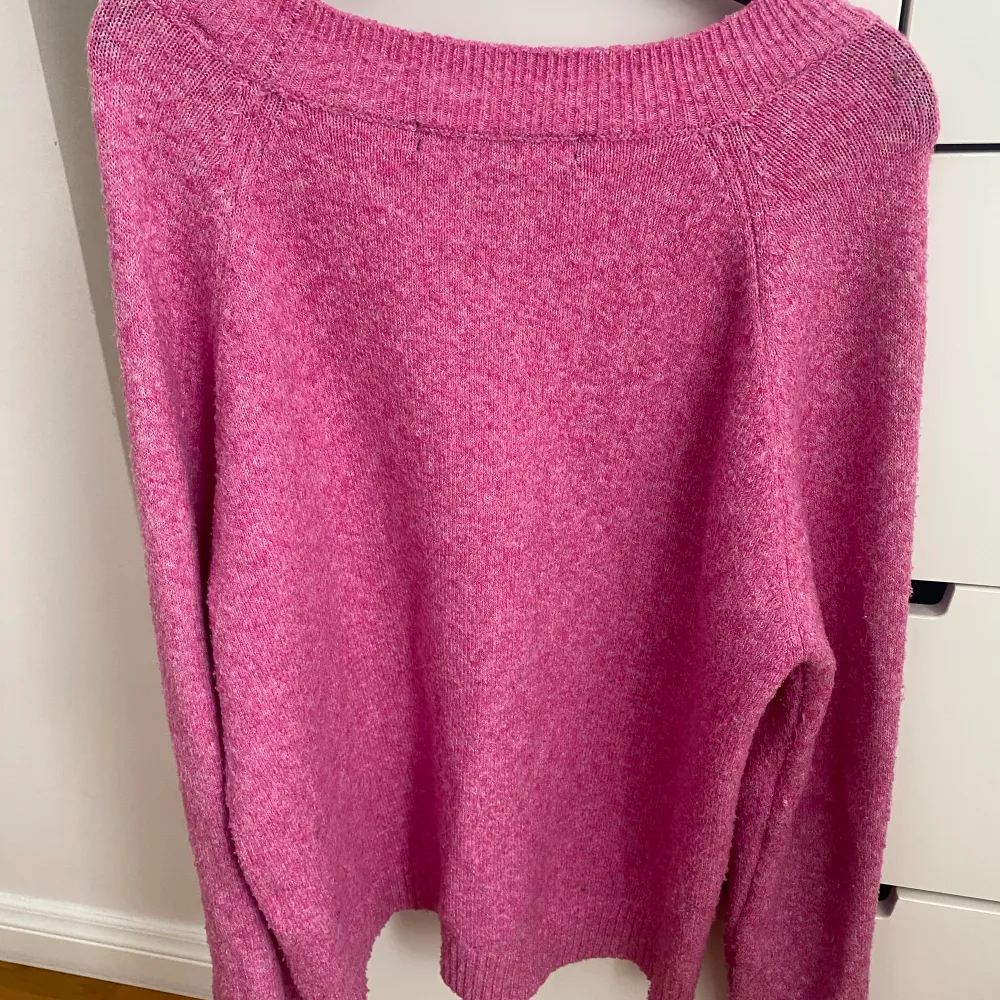 Här är en rosa tröja från Vera Moda i storlek M. Den är liten i storleken så skulle rekommendera att du har storlek S. Säljer pga att den inte kommer till användning längre.. Tröjor & Koftor.